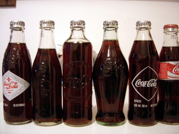 Διάφορα πρώιμα μπουκάλια Coca Cola