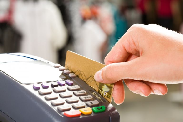 ΙΟΒΕ : Χάνουμε 2 δισ. ευρώ στα έσοδα ΦΠΑ από τη μειωμένη χρήση καρτών