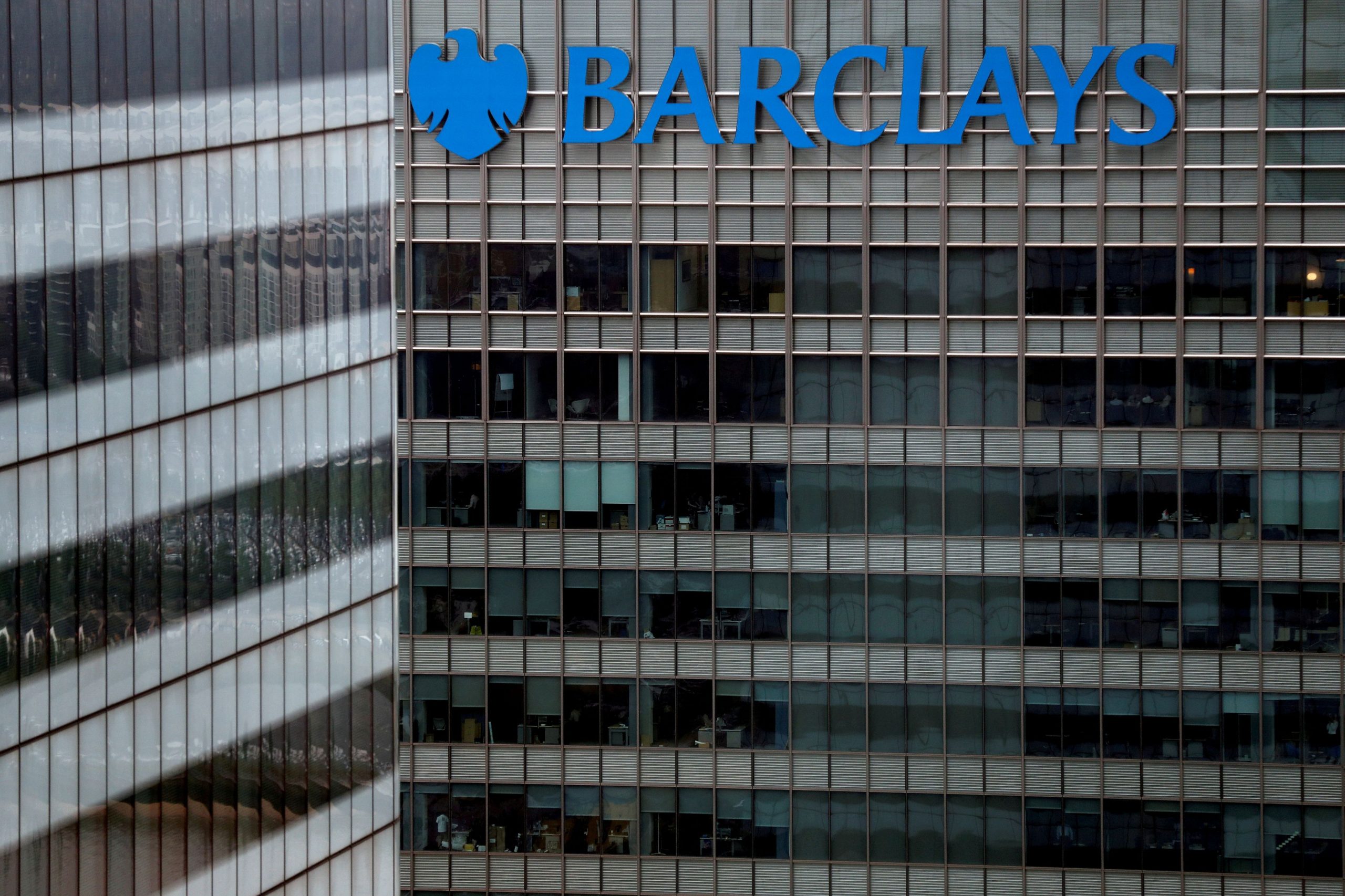 Barclays: Σε αναδιάρθρωση της επενδυτικής τραπεζικής