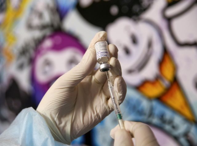 Κορωνοϊός : Το 1/4 των Ευρωπαίων έχει κάνει την α’ δόση του εμβολίου – Όμως είναι πολύ νωρίς για αισιοδοξία
