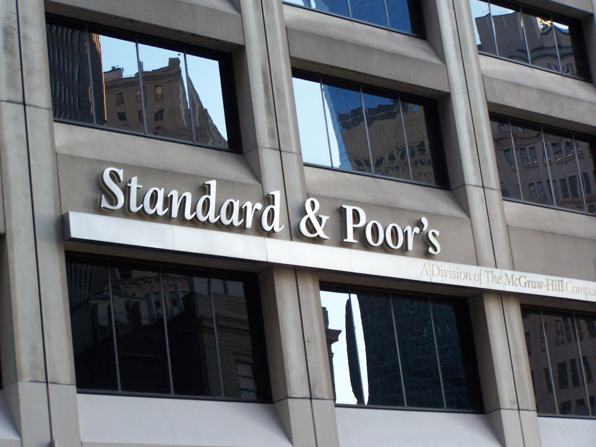 Standard & Poor’s: Αναβάθμισε τις προοπτικές του αξιόχρεου της Ελλάδας σε θετικές από σταθερές