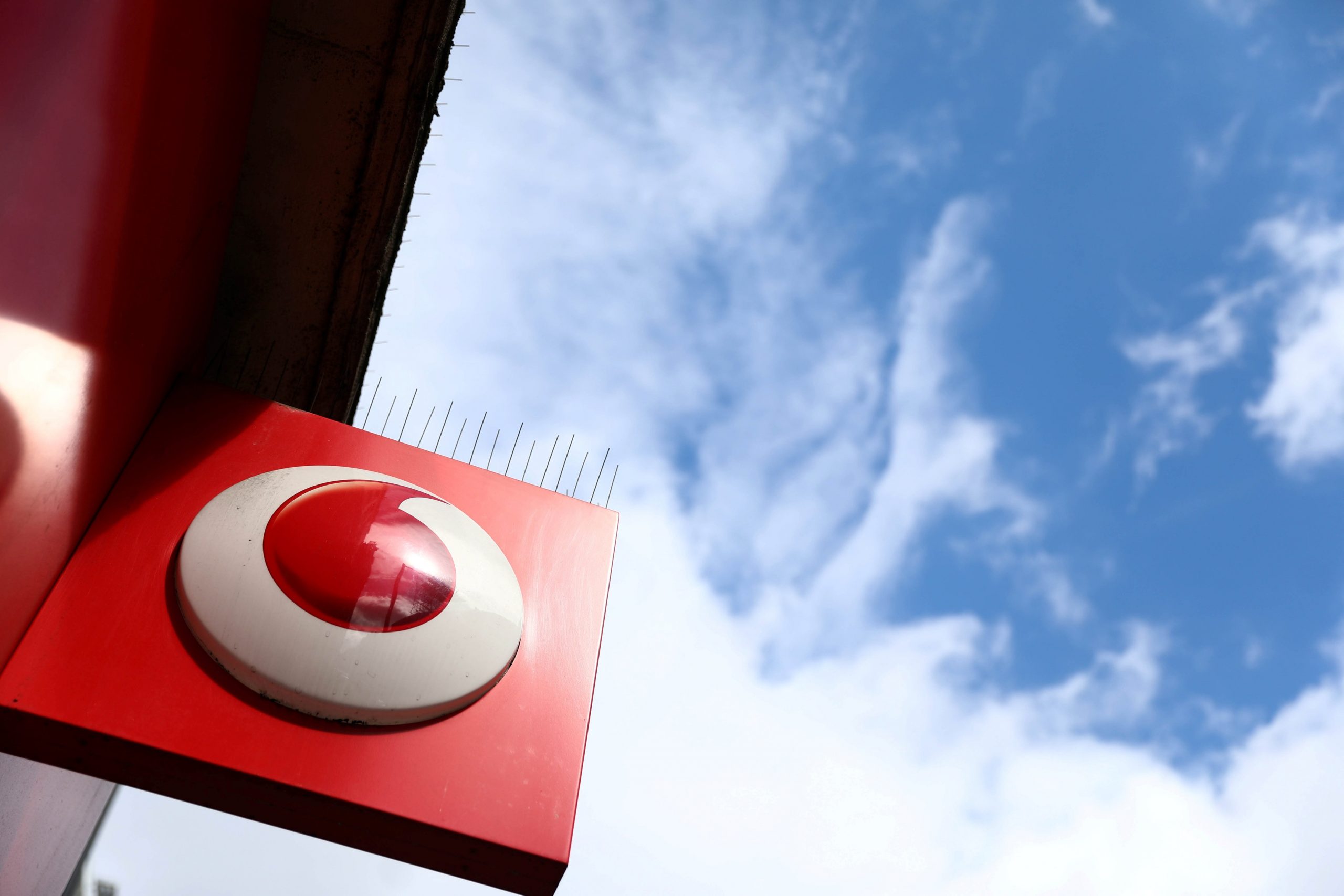 Vodafone: Προχωρά σε περικοπές 11.000 θέσεων εργασίας – Προβλέπει αμετάβλητα κέρδη