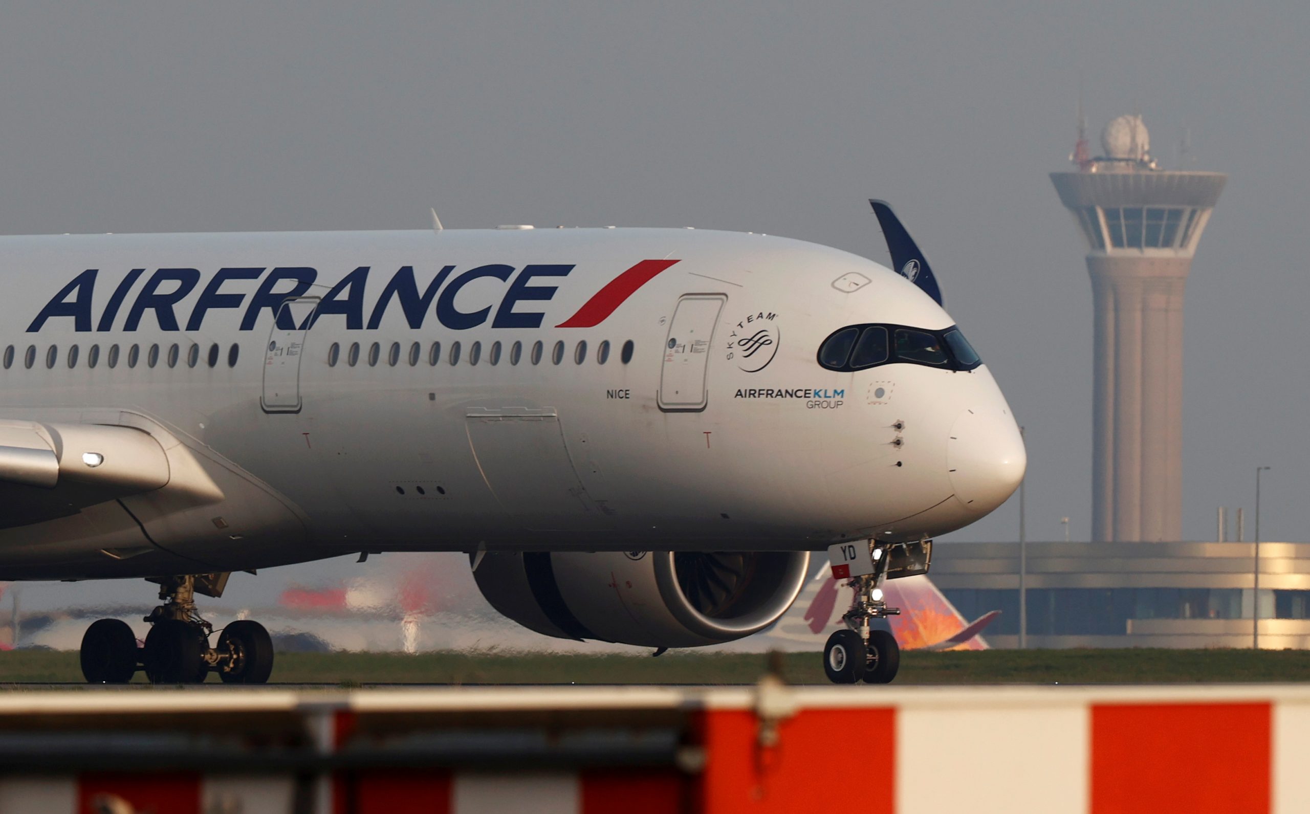 Οι Γάλλοι θέλουν να απαγορεύσουν τις πτήσεις μικρών αποστάσεων