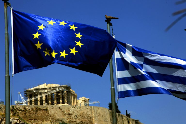 Ευρωβαρόμετρο: 7 στους 10 Έλληνες πιστεύουν ότι η χώρα ωφελήθηκε από την ένταξη στην ΕΈ