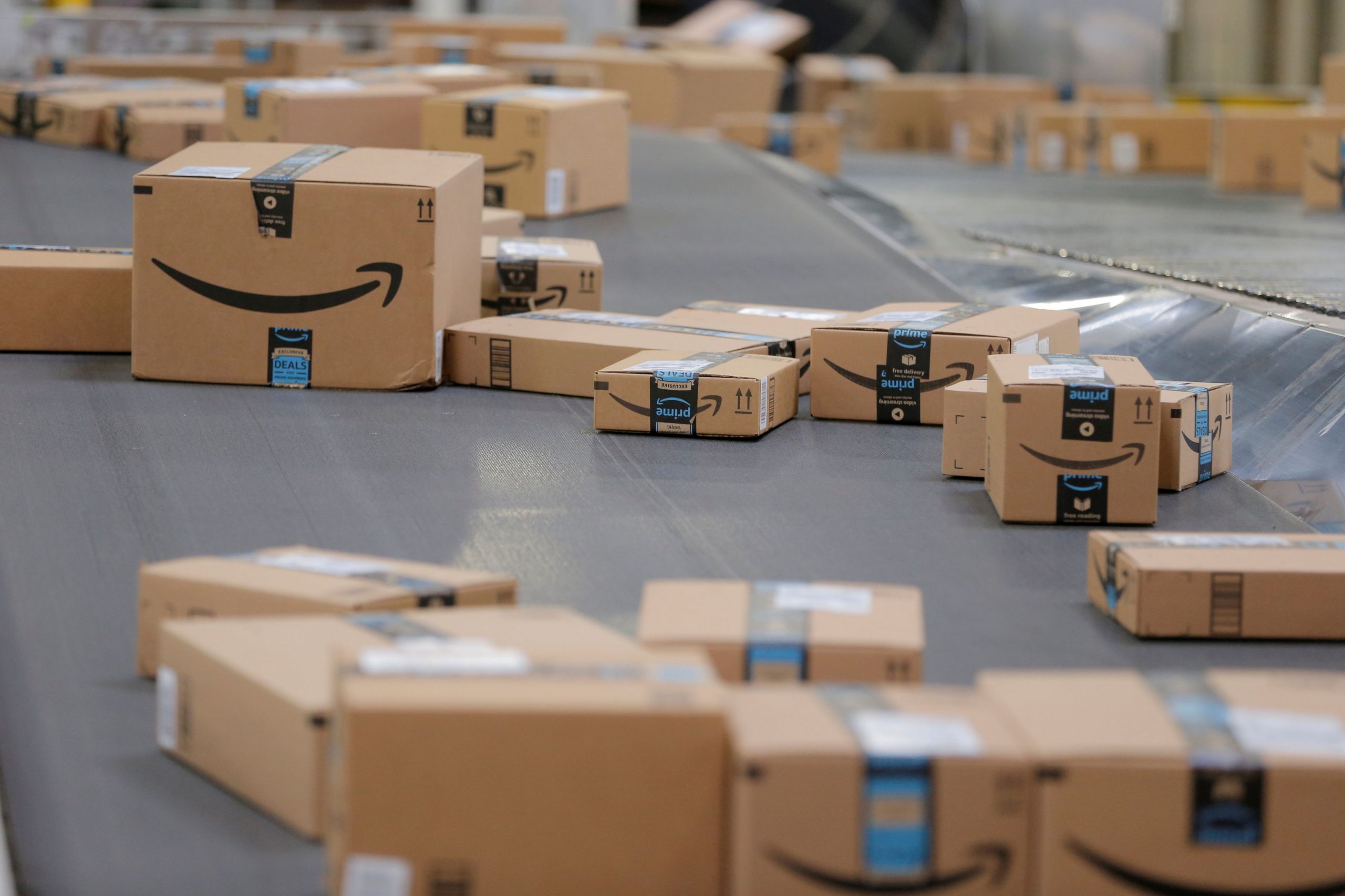 Η Amazon αγοράζει αεροπλάνα και βανάκια για να μην έχει… ανάγκη UPS και FedEx