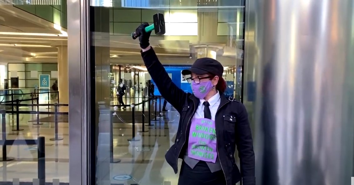 Ακτιβιστές χτύπησαν με… σφυριά τα κεντρικά της Barclays στο Λονδίνο (Video)