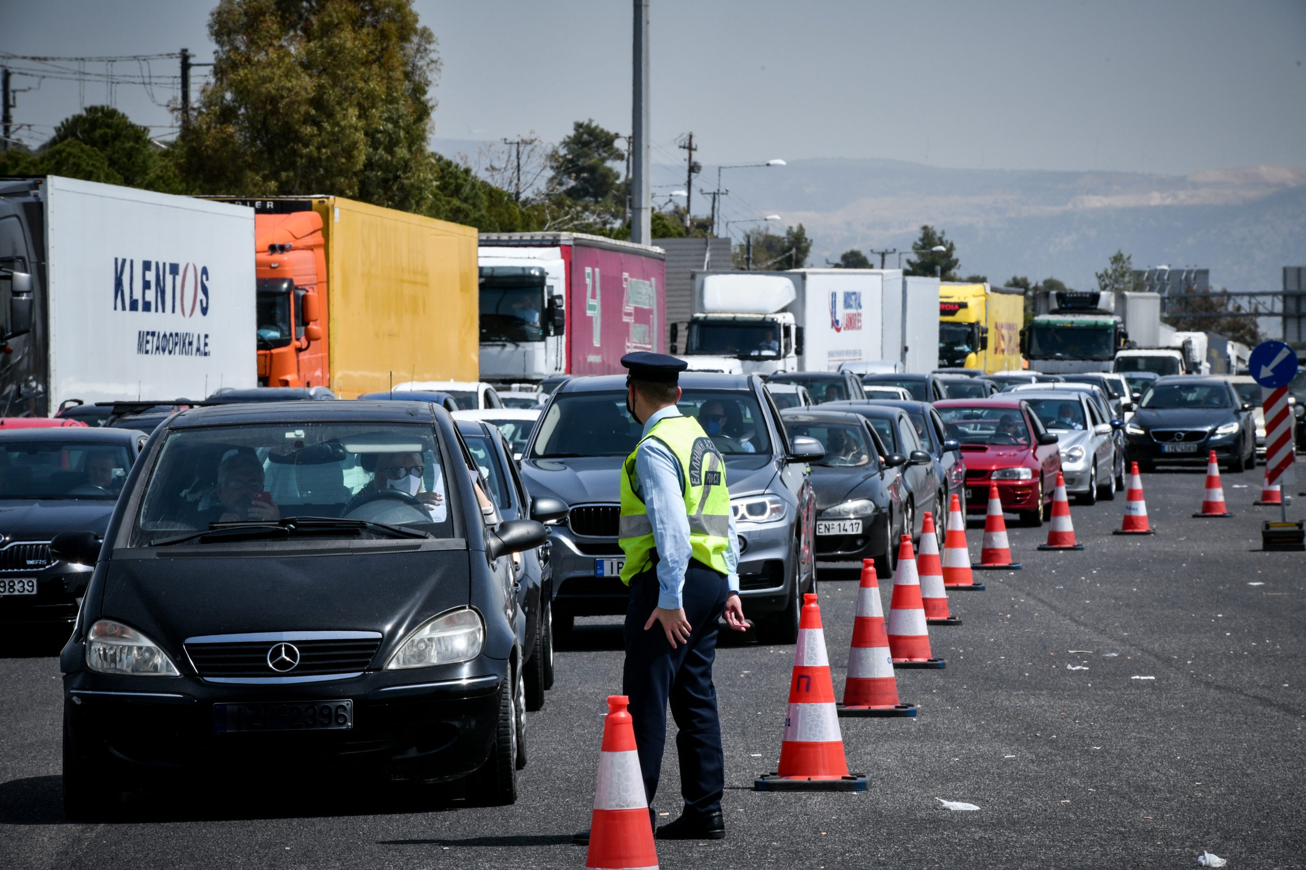 Έξοδος Πάσχα: Συνεχίζονται οι έλεγχοι, εκατοντάδες οχήματα υποχρεώθηκαν σε αναστροφή