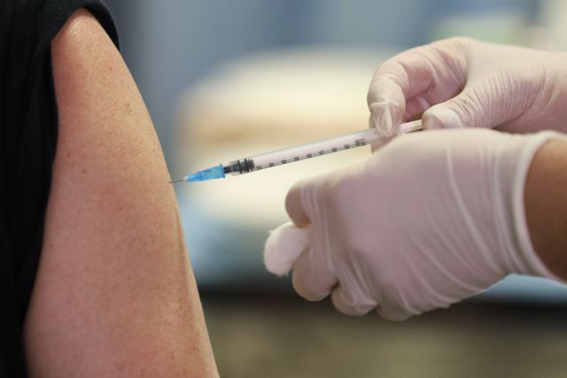 Εμβόλια: Αύριο ανοίγει η πλατφόρμα και για τους 45 – 49