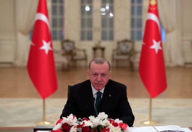 Τουρκία : Με το ένα πόδι στον γκρεμό η λίρα, η οικονομία και ο Ερντογάν