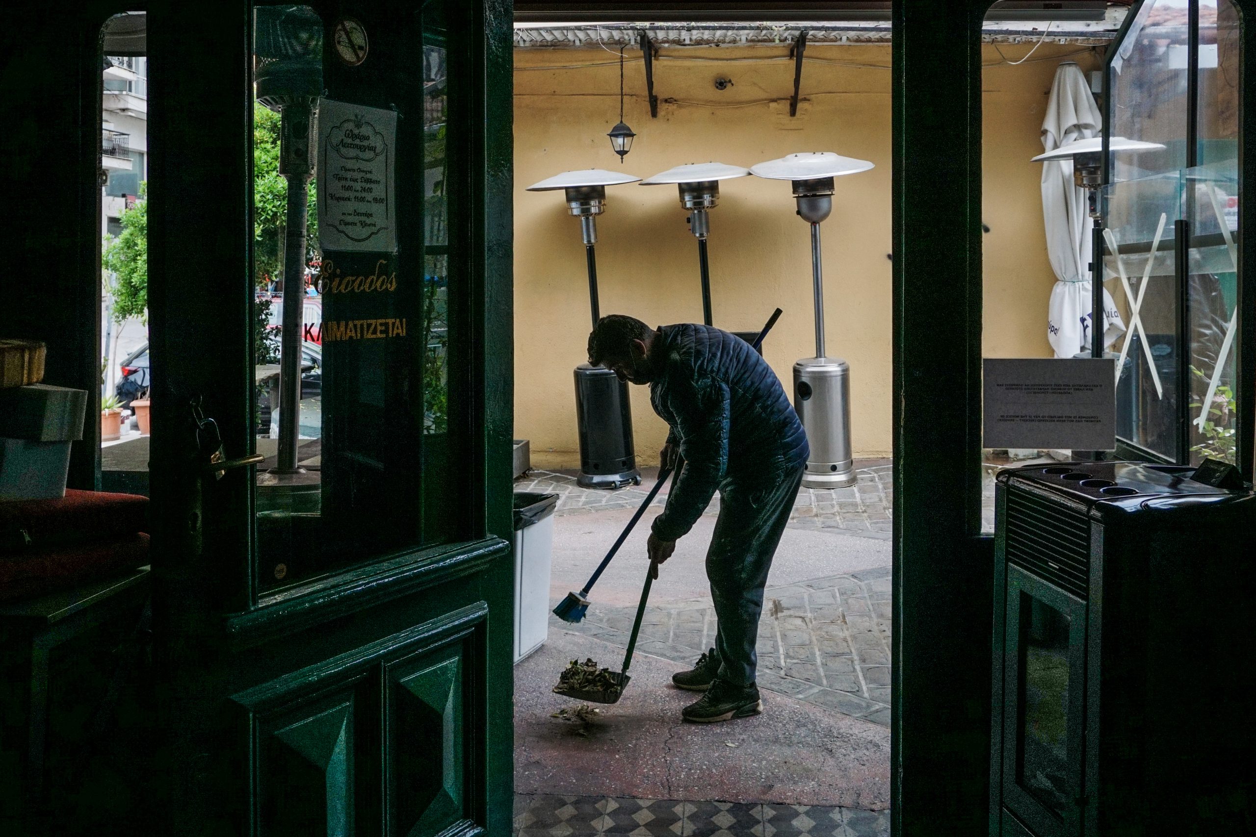 Ο κόσμος αλλάζει και στην Ελλάδα τρώμε τις σάρκες μας