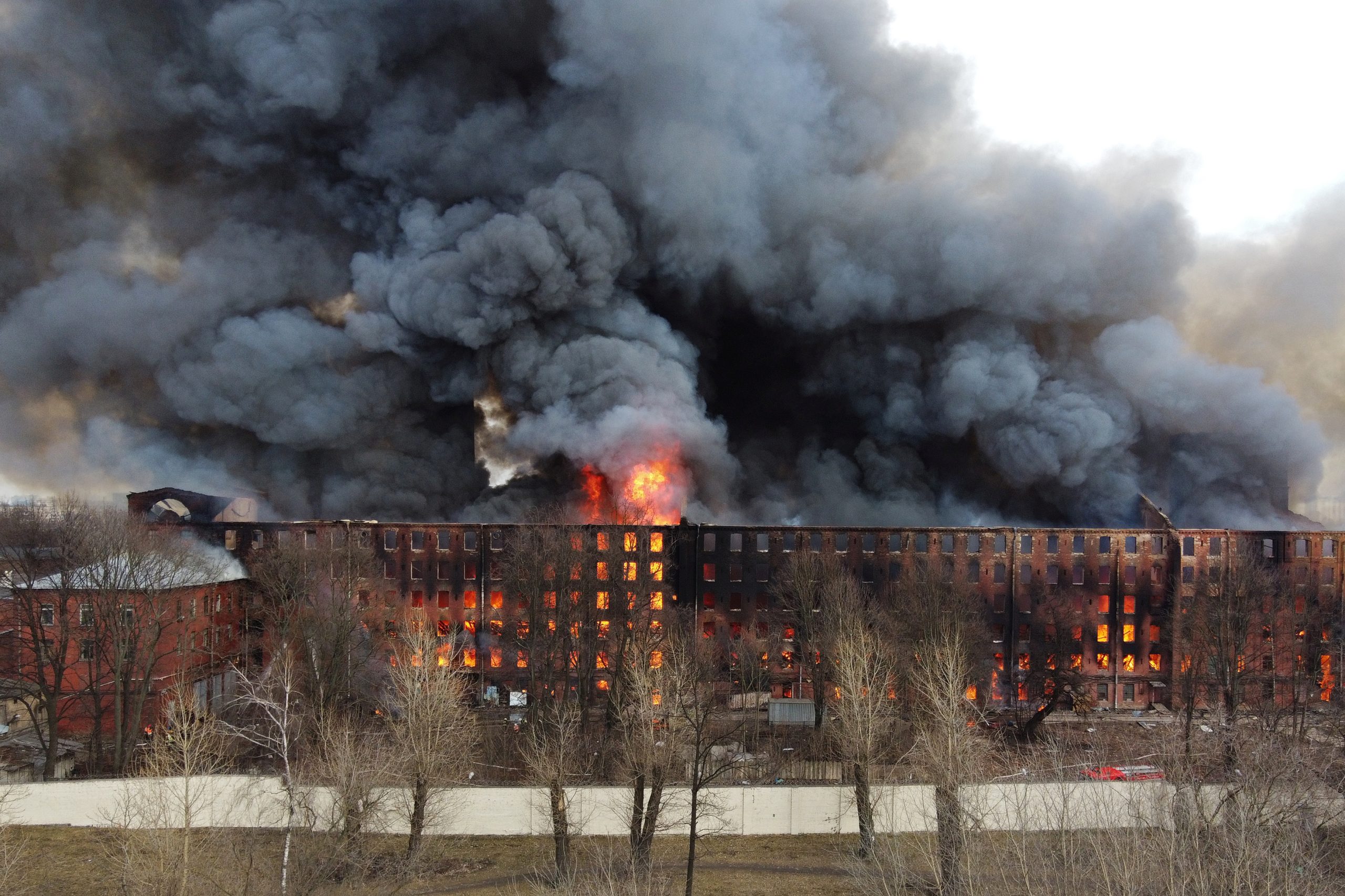 Αγία Πετρούπολη : Τεράστια πυρκαγιά σε εμβληματικό εργοστάσιο – Ένας νεκρός (Video)