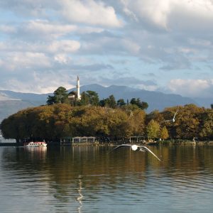 AirDNA: Ιωάννινα όπως Κουρσεβέλ – Σημαντική άνοδος στις τιμές των πρώτων χειμερινών κρατήσεων