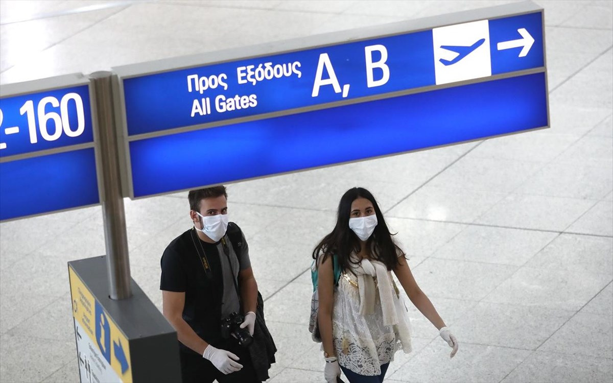 Χρήση μάσκας: Μη υποχρεωτική σε αεροδρόμια και αεροπλάνα από σήμερα