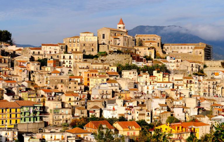 Σικελία : Προσφέρουν σπίτια στην τιμή ενός… εσπρέσο