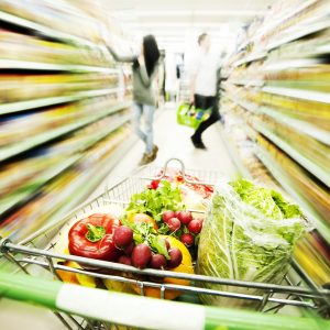 Ακρίβεια: «Πετάνε» οι τιμές στα τρόφιμα παρά την πτώση στον πληθωρισμό