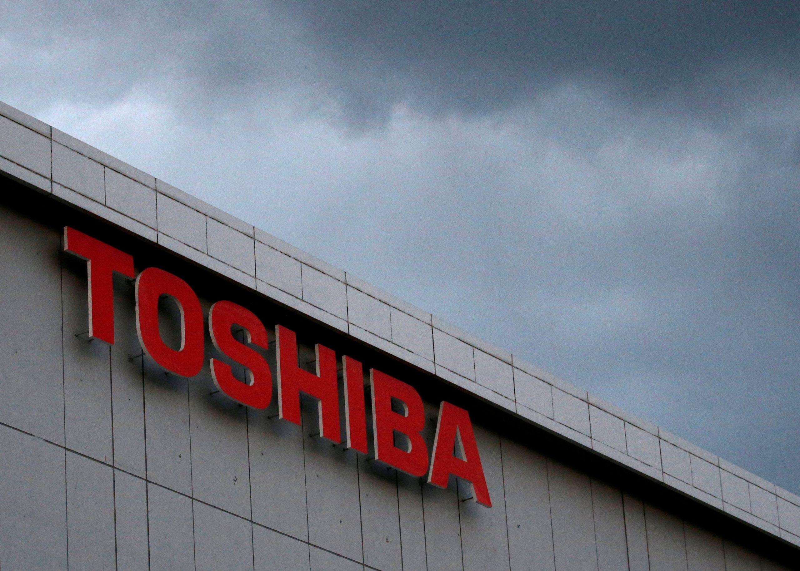 Toshiba: σειρά κάνουν οι μνηστήρες