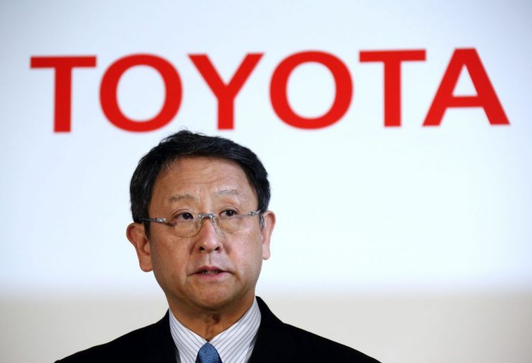 Ο «μίστερ Toyota» προειδοποιεί τον Τζεφ Μπέζος: Πρόσεχε τις μπίζνες με αυτοκίνητα
