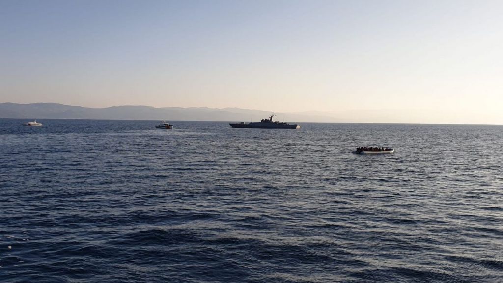 Τουρκική ακταιωρός παρενοχλεί σκάφος του Λιμενικού [βίντεο]