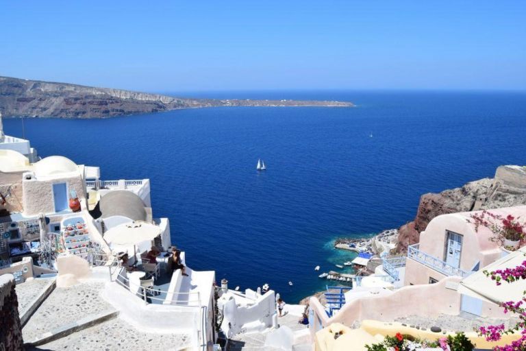 FT: Η Ελλάδα έχει «δουλέψει σκληρά» για το άνοιγμα του τουρισμού