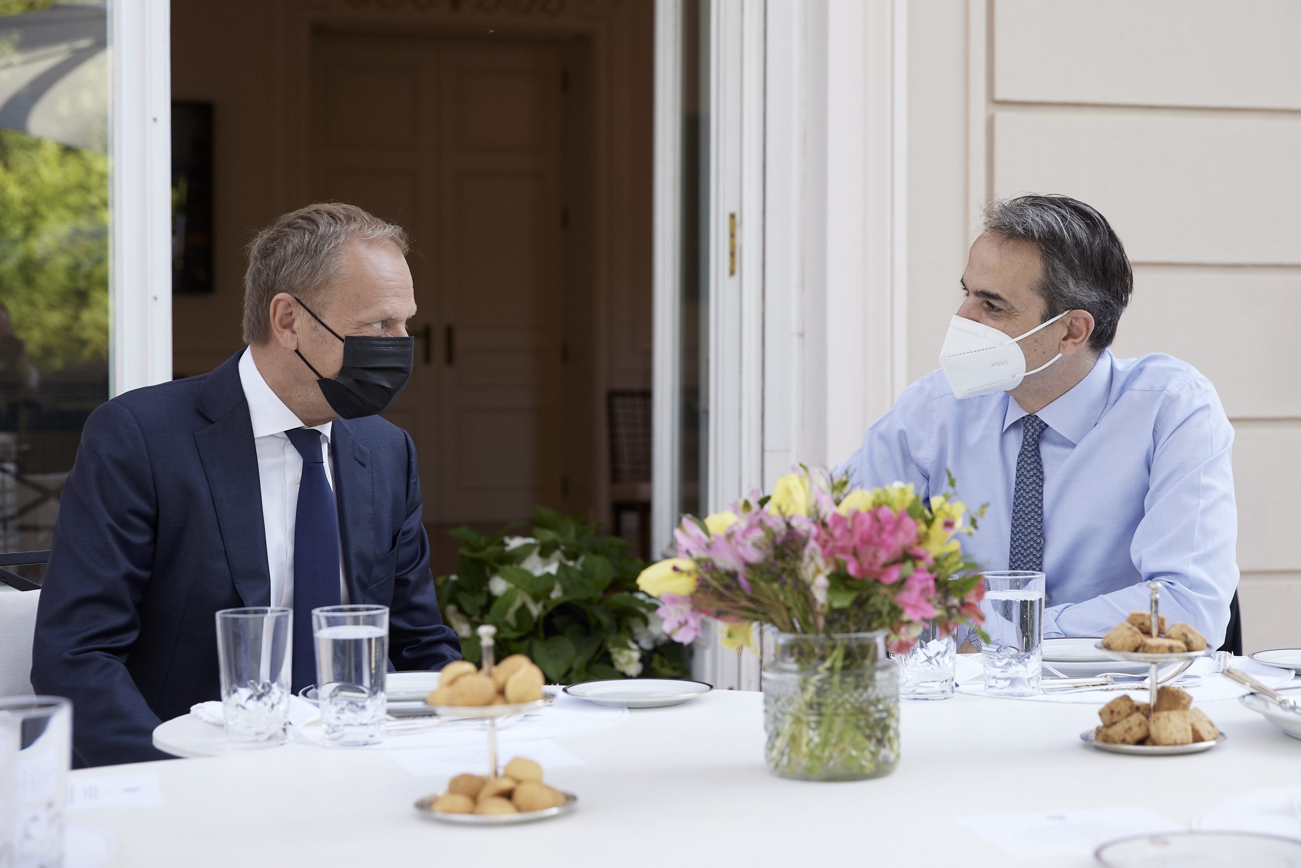 Mitsotakis talks tourism, pandemic, and eastern Mediterranean at the meeting with Donald Tusk