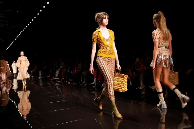Ιταλία: Στα ζωντανά fashion shows επιστρέφει ο οίκος Armani