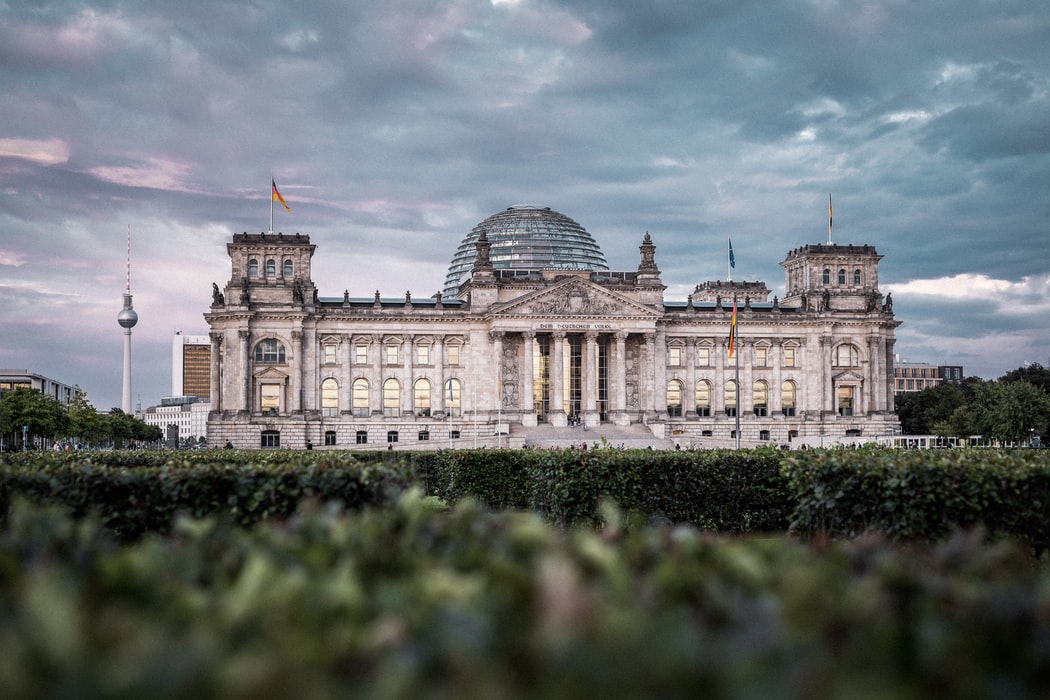Γερμανία: Διχάζονται τα κόμματα για την διαχείριση της πανδημίας