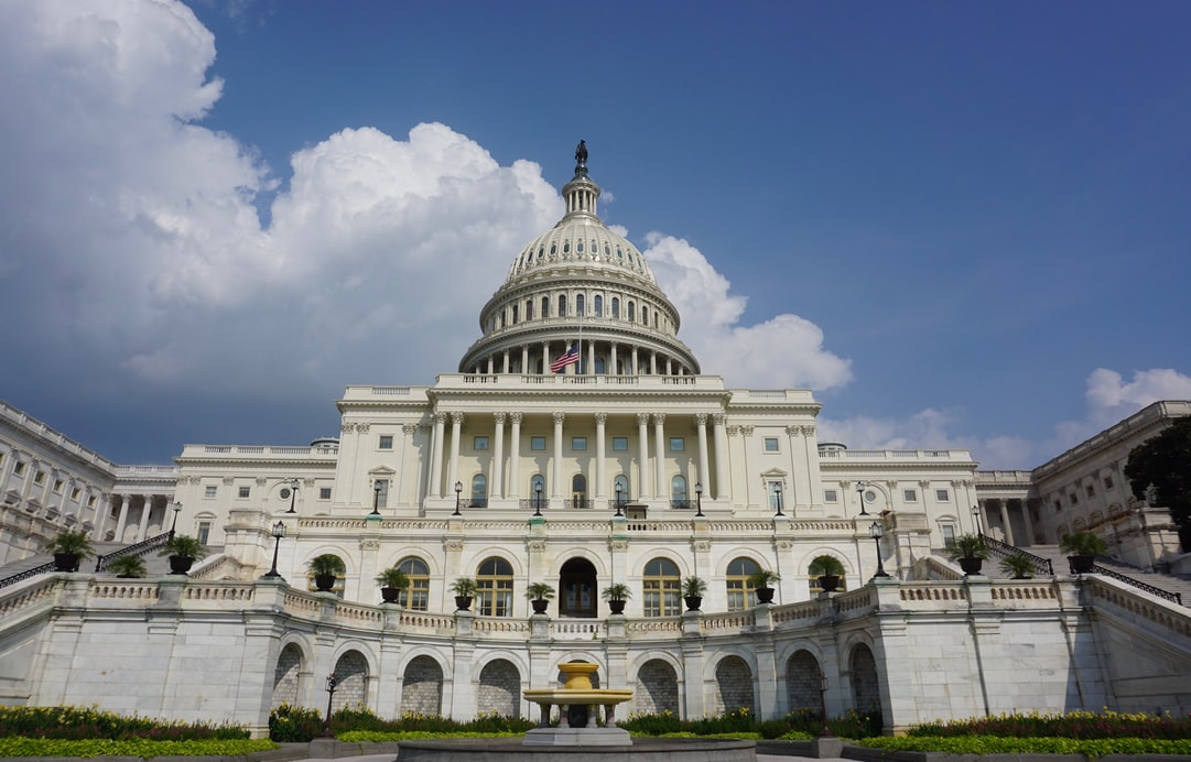 Κογκρέσο – Το ερώτημα αν οι νομοθέτες μπορούν να έχουν μετοχές και να παίζουν στο χρηματιστήριο επανέρχεται στο προσκήνιο