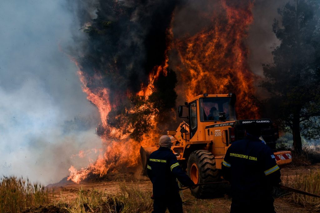 Φωτιά σε Κορινθία και Δυτική Αττική: «Μάχη» με τις φλόγες για δεύτερη μέρα