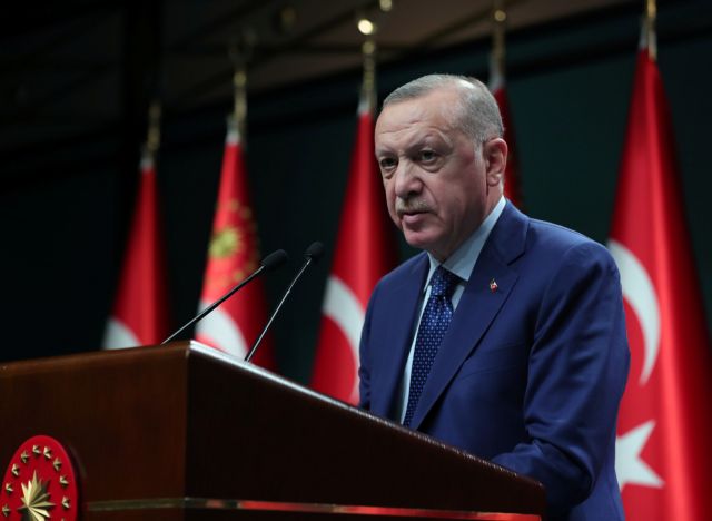 Η καταρρέουσα λίρα απειλεί να συμπαρασύρει τον Ερντογάν