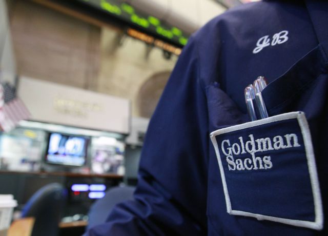 H Goldman Sachs προσλαμβάνει στελέχη από τους ανταγωνιστές της