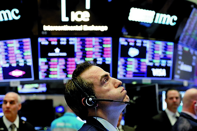 Wall Street: «Κοκκίνισε» το ταμπλό