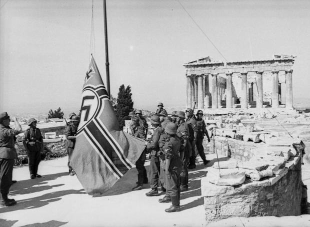 Σαν σήμερα: Οι Μανώλης Γλέζος και Λάκης Σάντας κατεβάζουν τη σβάστικα από την Ακρόπολη