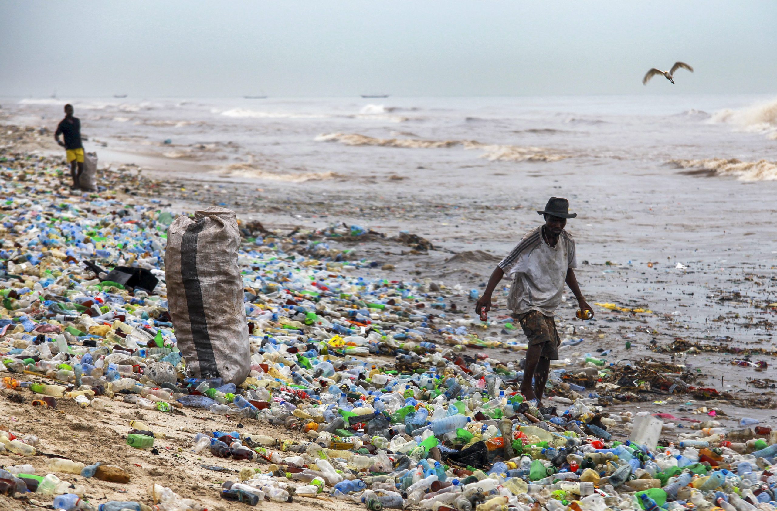 Πλαστικά μιας χρήσης: Aπό 20 εταιρείες το 55% των αποβλήτων του πλανήτη [λίστα]