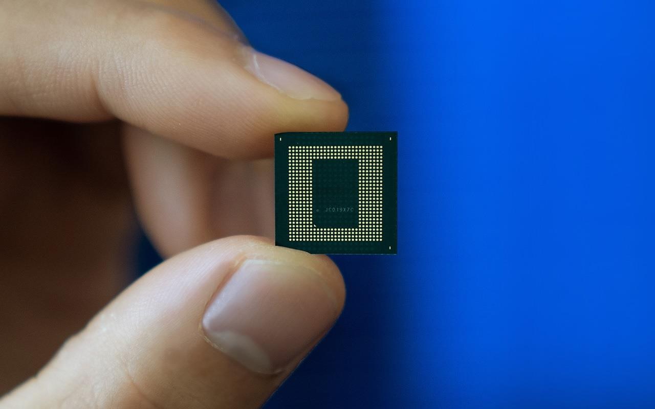 Ημιαγωγοί: Η Qualcomm «απειλεί» τη μεγαλύτερη αγορά των Intel και AMD