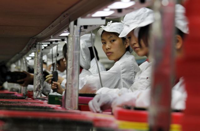 Foxconn: Προσφέρει μπόνους σε εργαζόμενους για να επιστρέψουν στις θέσεις τους