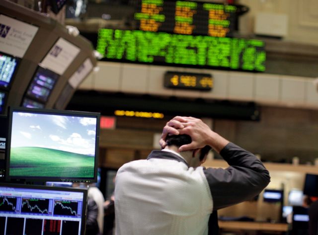 Wall Street: Εμμένουν οι πιέσεις στον βιομηχανικό Dow