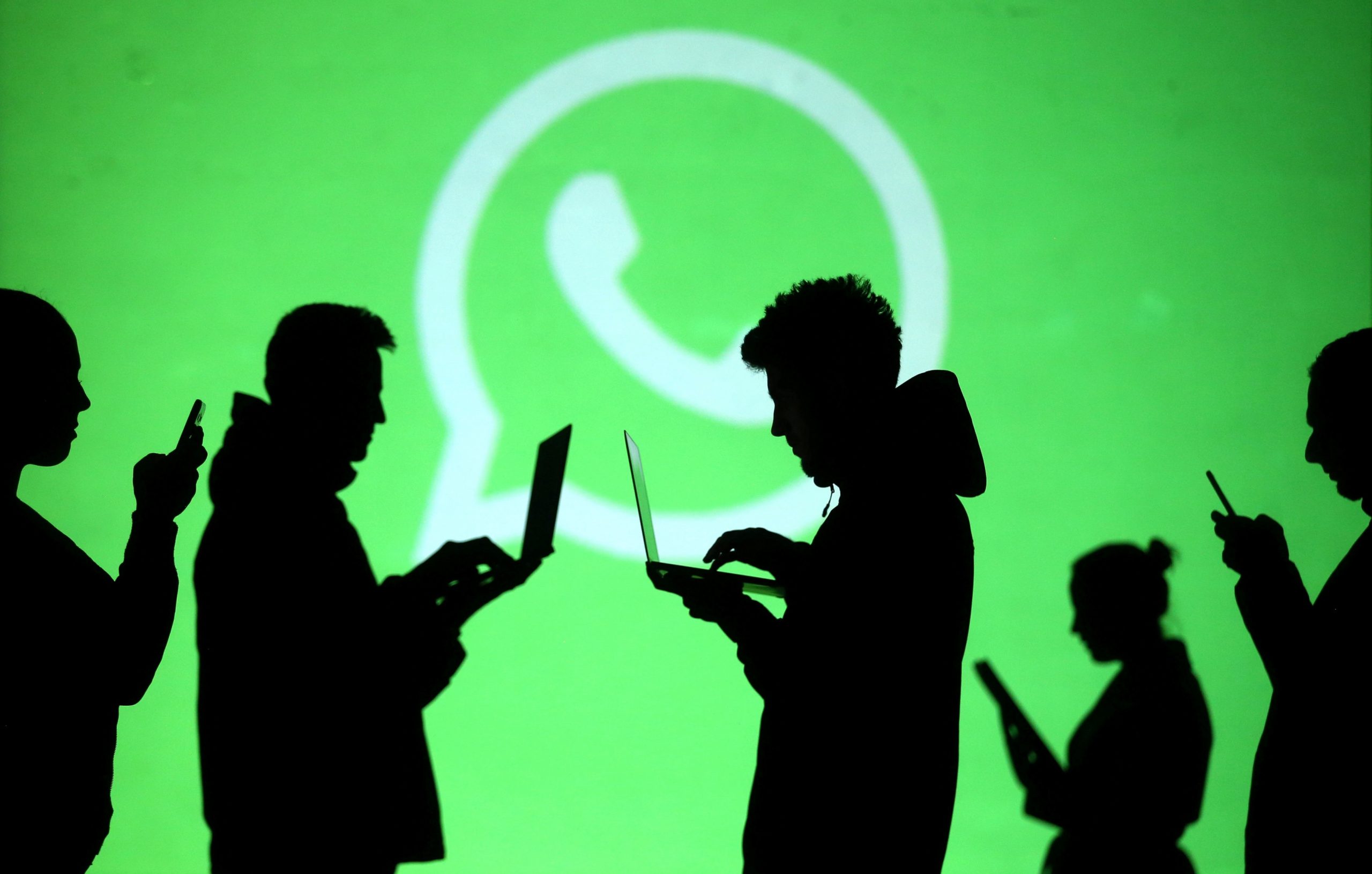 Facebook: Παραδοχή ήττας στην αλλαγή πολιτικής χρήσης του WhatsApp