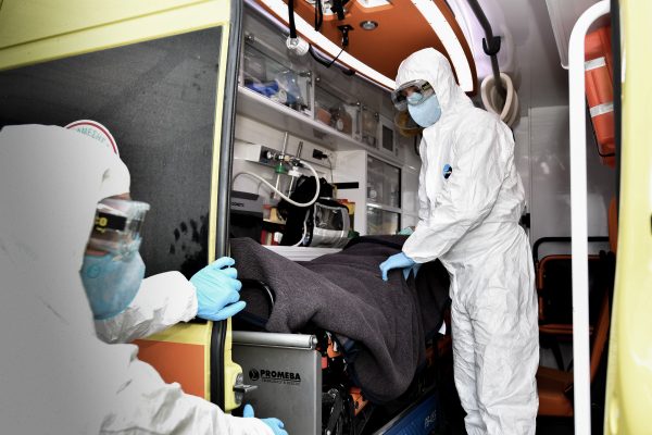 ΕΚΠΑ: Τρεις καθηγητές απαντούν στο ερώτημα «θάνατος από Covid-19 ή με Covid-19;»