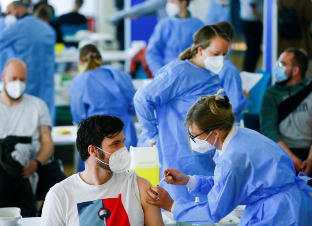 Γαλλία: Στριμωγμένη η κυβέρνηση από το τσουνάμι των αρνητών των εμβολίων