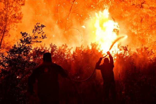 Φωτιά – Κορινθία: Οδηγία Πολιτικής Προστασίας για απομάκρυνση κατοίκων από τρεις ακόμη οικισμούς