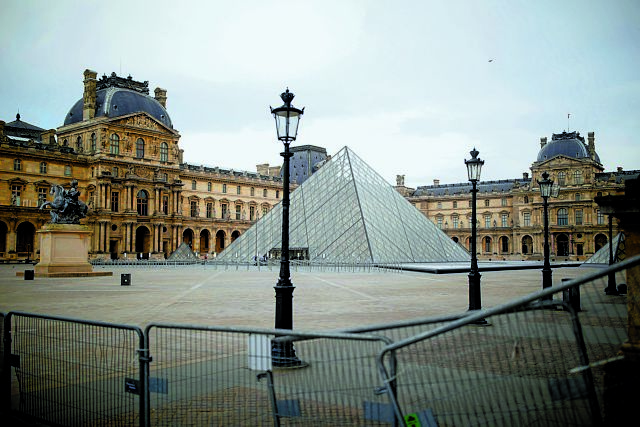 Γαλλία: Περιβαλλοντικοί ακτιβιστές ψέκασαν με πορτοκαλί μπογιά την πυραμίδα του Λούβρου