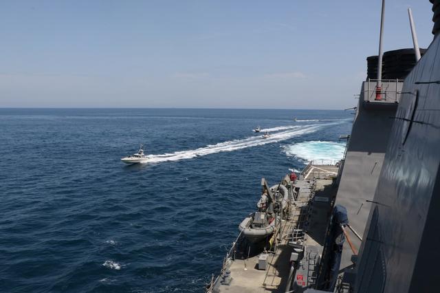Στενά του Ορμούζ: Προειδοποιητικά αμερικάνικα πυρά σε 13 ιρανικά σκάφη