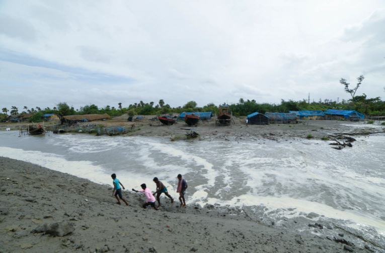 Ινδία: Δεκάδες χιλιάδες απομακρύνονται από τις ακτές, πλησιάζει ο κυκλώνας Yaas [Video]