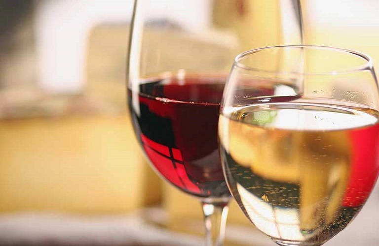 Εκτιμήσεις για μειωμένη παραγωγή κρασιού στη Γαλλία