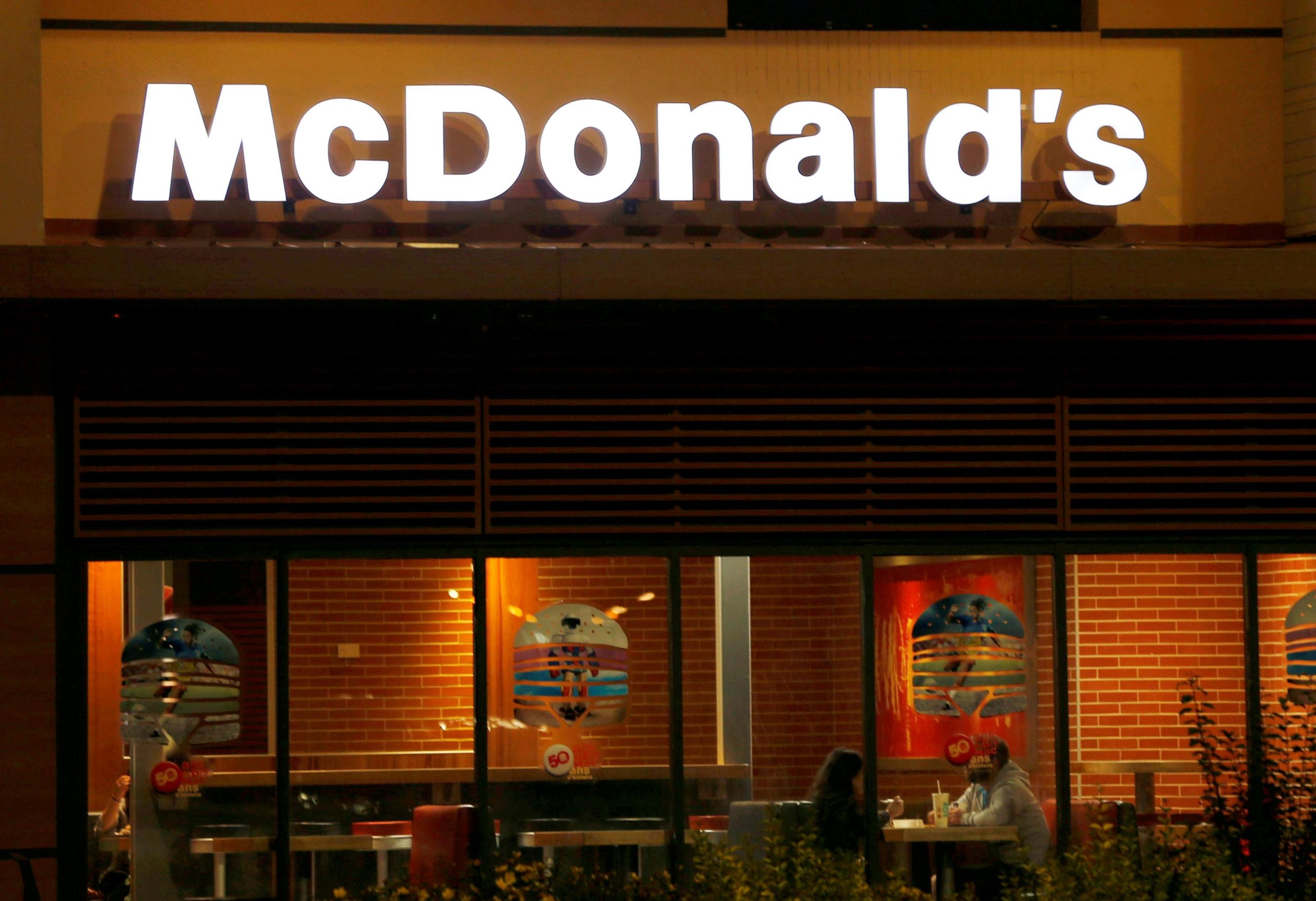 H McDonald’s αυξάνει τους μισθούς για να βρει… εργαζόμενους