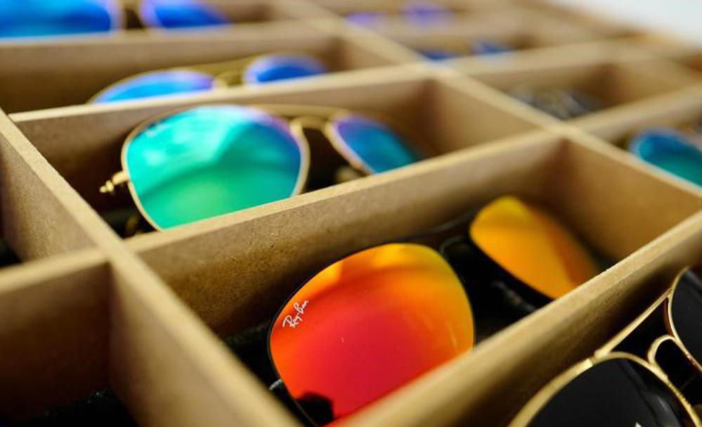 Ο κατασκευαστής οπτικών Ray-Ban μπορεί τελικά να ανταποκριθεί στο όραμα συγχώνευσης