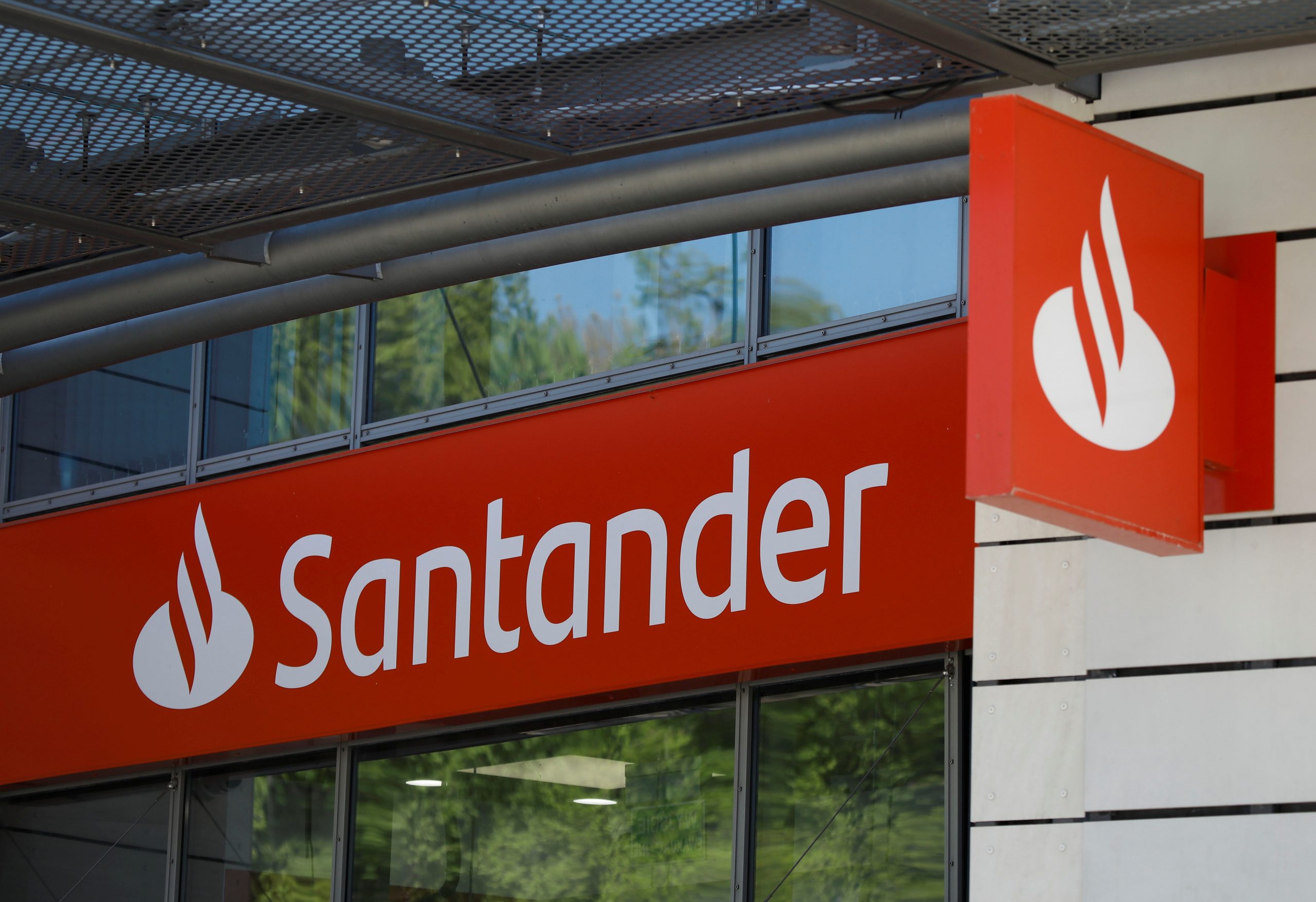 Santander: «Όχι» στη NatWest για την πώληση των δραστηριοτήτων στη Βρετανία για 11 δισ.