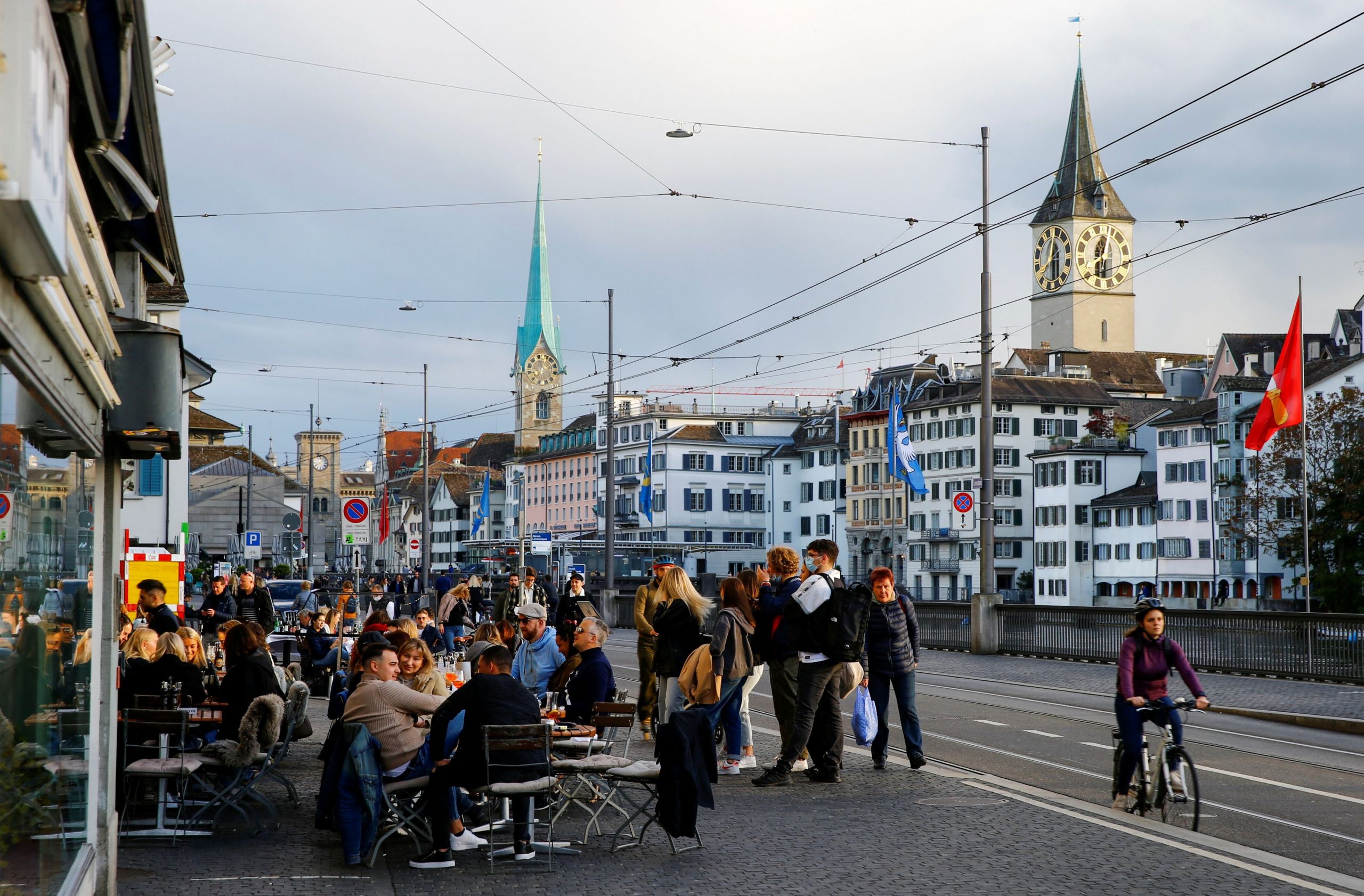 Ελβετία: Χαλαρώνει νωρίτερα από το προβλεπόμενο τα μέτρα κατά της Covid