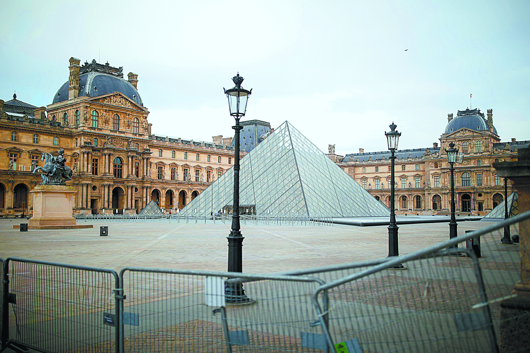 Γαλλία: Νωρίτερα θα σβήνουν τα φώτα στο μουσείο του Λούβρου και στις Βερσαλλίες