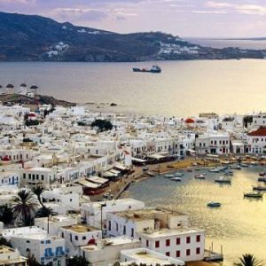 Μύκονος – Σαντορίνη: Γιατί «βούτηξε» ο τζίρος της εστίασης